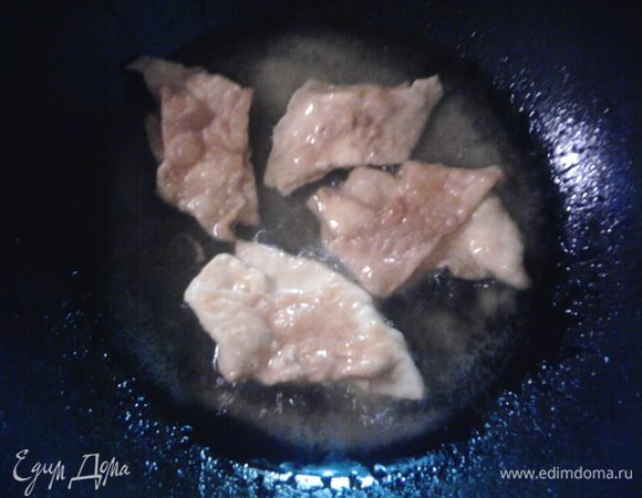 В глубокой сковородке раскаляем масло. Масло в процессе придется один раз менять, поэтому сначала вливаем половину масла, а после того как поменяем другую. Потом кидаем туда по паре штучек пахлавушек и обжариваем до золотистого цвета. Во время жарки, я им немного помогала вилкой развернуться.=)