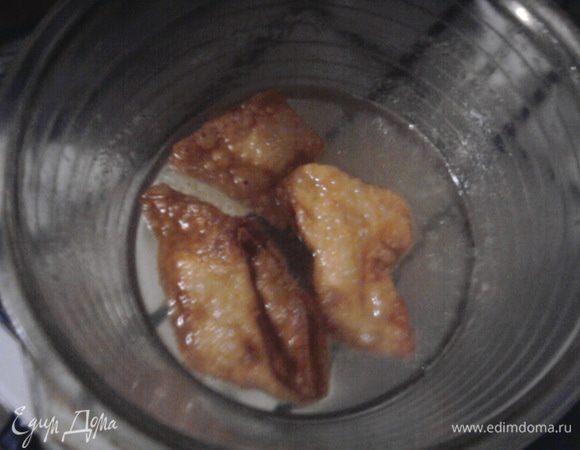 В это время в кастрюльке делаем сироп. Смешиваем все ингредиенты и доводим до кипения. Когда сироп начнет кипеть, окунаем в него пахлаву, всего на пару секунд. Обмакиваем её с двух сторон.