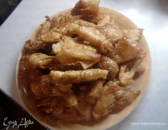 Пахлавы получается очень много=) Но и разлетается она тоже очень быстро! Правда пока не научилась делать по форме такую как в Крыму, но все впереди.
Приятного аппетита! =) 