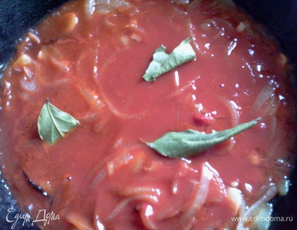 Заливаем томатом, добавляем лавровый лист и тушим до готовности на слабом огне.