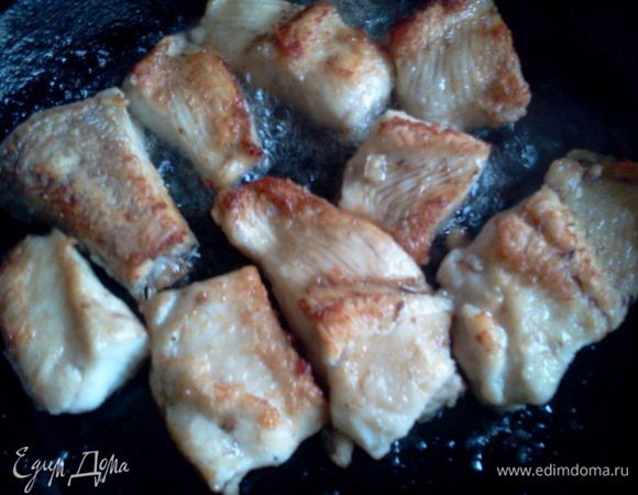 Обвалять куски щуки в муке и обжарить со всех сторон до золотистой корочки.