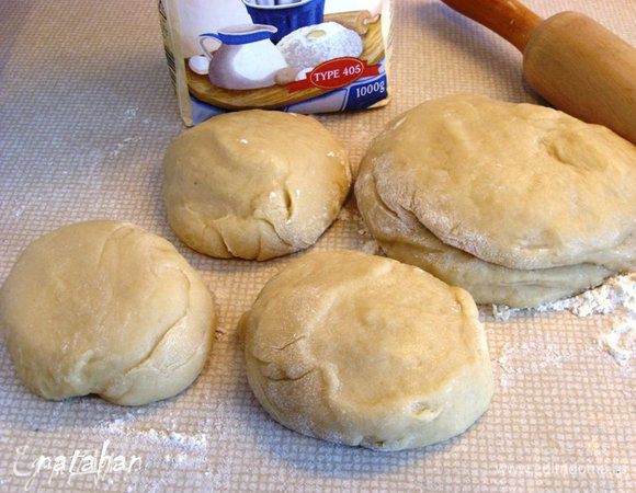 Разделить тесто на 2 части. Из одной части должно получиться 3 коржа на песочный тортик, а другая часть пойдёт на рулетики (убрать в морозильник).