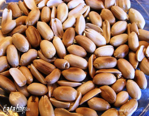 Достать готовое песочное тесто из морозилки - оттаивать.
Готовим ореховую начинку: 
Арахис почистить и подсушить на противне в духовке 10 минут при температуре 180 градусов. Остудить.
 