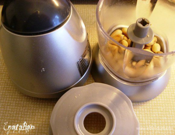 Размельчить арахис мульти-миксером до средней крошки.