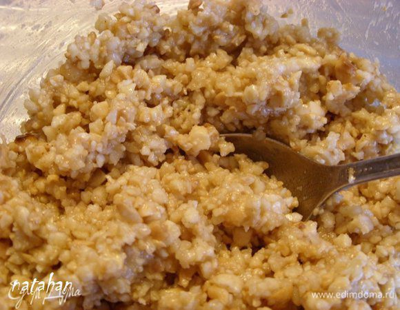 Соединить арахис, миндаль, мед, эссенцию, корицу и мускат и воду. Всё тщательно перемешать - начинка готова.