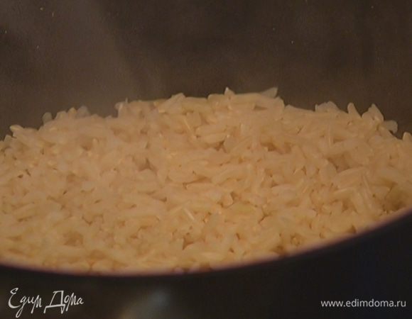 Рис залить кипятком, накрыть крышкой и отварить почти до готовности. 