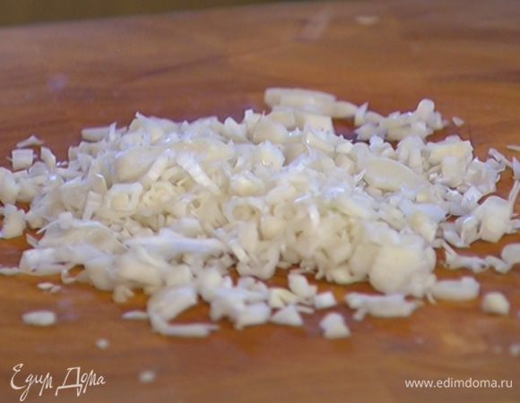 Головку чеснока очистить, зубчики мелко порубить.