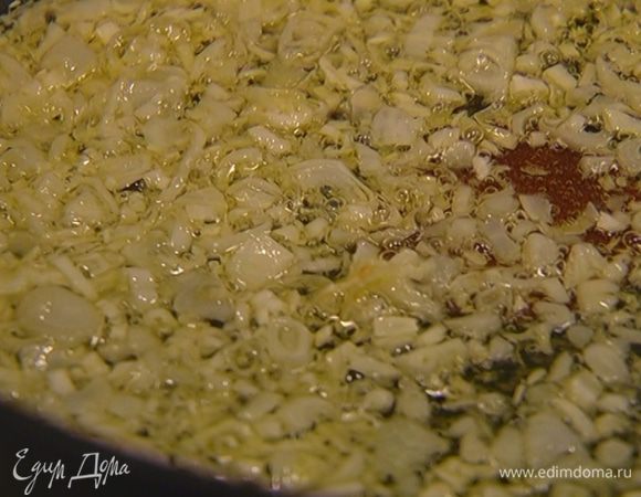 Разогреть в глубокой сковороде 2 ст. ложки оливкового масла и слегка обжарить чеснок.