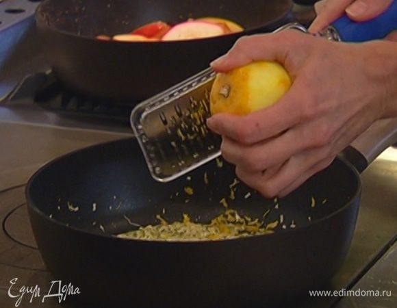 Цедру лимона натереть на мелкой терке и добавить к чесноку.