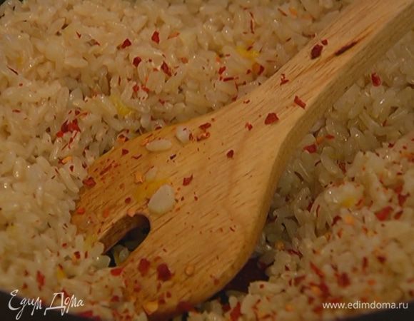 Добавить пеперончино и выключить огонь.