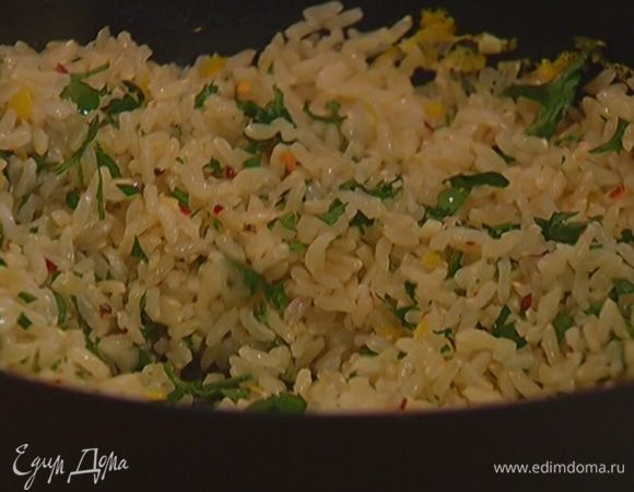 Петрушку мелко порезать, добавить к рису, еще раз все перемешать.