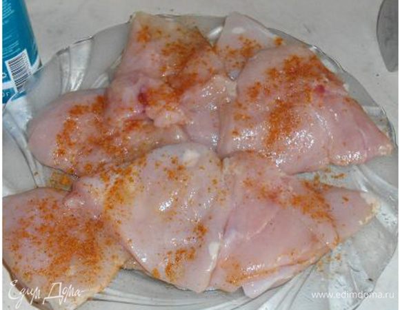 Куриное филе,помыть,разрезать на 2 части,просушить бумажным полотенцем,слегка отбить и посыпать любимой приправой для курицы,посолить.