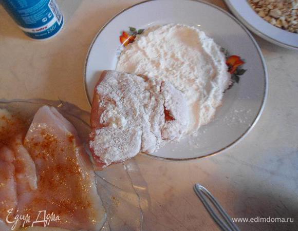 Обмакнуть 1 сторону филе в муку
