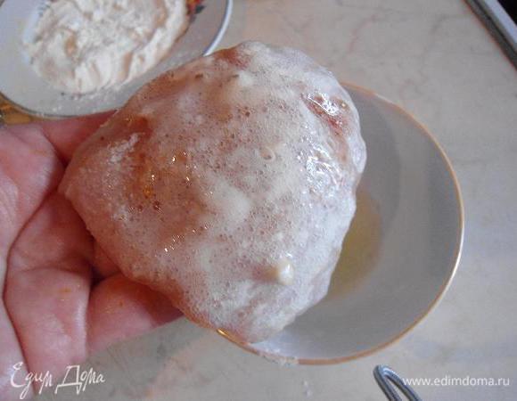 Теперь во взбитый в лёгкую пенку белок