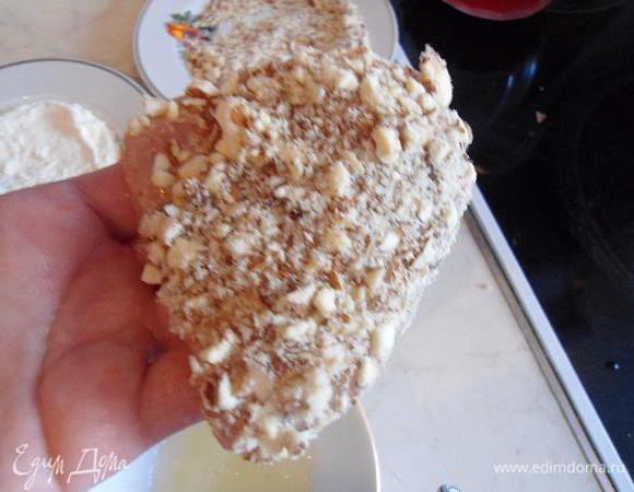 Теперь обмакнуть в измельчённый миндаль.