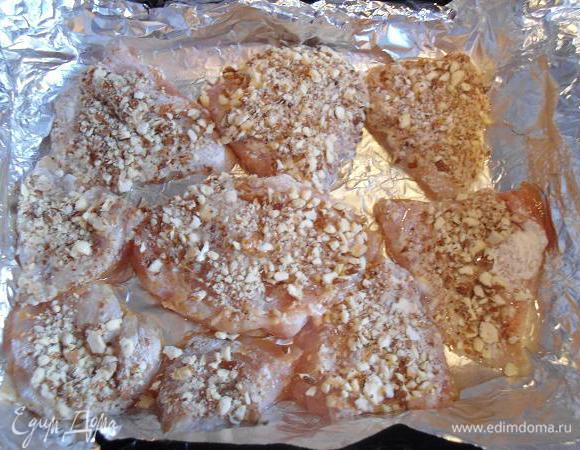 Фольгу или просто форму смазать растительным маслом и выложить филе.Духовка разогрета 180-190 градусов.Готовится блюдо минут 10-12,не больше.как только куриное мяско побелело-вынимаем.Приятного аппетита Вам!