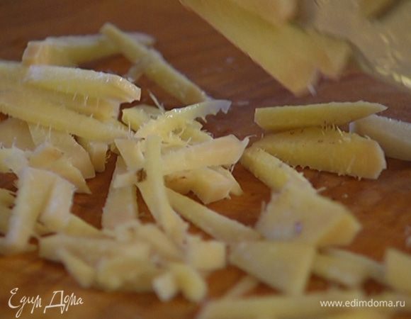Имбирь почистить и нарезать небольшими полосками.