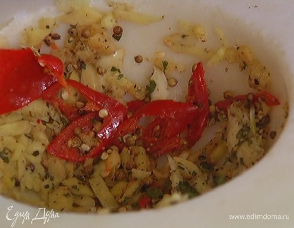 Приготовить заправку: имбирь, чили, чеснок слегка растереть в ступке вместе с кориандром, листьями карри, перцем и солью, затем добавить пасту Тамаринда и 1 ст. ложку оливкового масла, все перемешать.