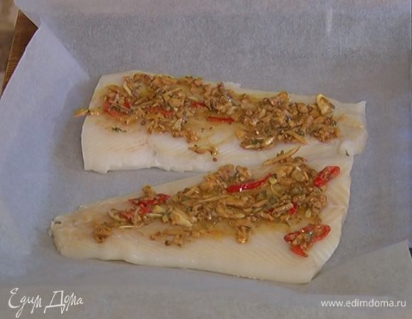 Противень застелить бумагой для выпечки большего размера, в центр выложить рыбу, смазать заправкой, сбрызнуть оливковым маслом. 