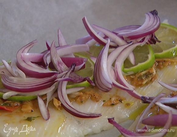 Сверху разложить кружки лайма, а затем лук. Накрыть краями бумаги и скрепить со всех сторон зубочистками, чтобы не выходил воздух.