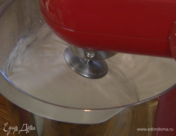 Предварительно охлажденные белки и 150 г сахара взбить в гладкую массу. 
