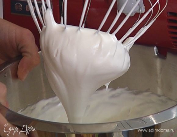 Продолжая взбивать на медленной скорости, добавить крахмал, влить ванильный экстракт и уксус и взбивать еще 2–3 минуты.