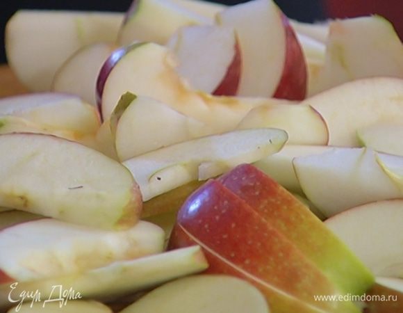У яблок вырезать сердцевину и нарезать их небольшими дольками.