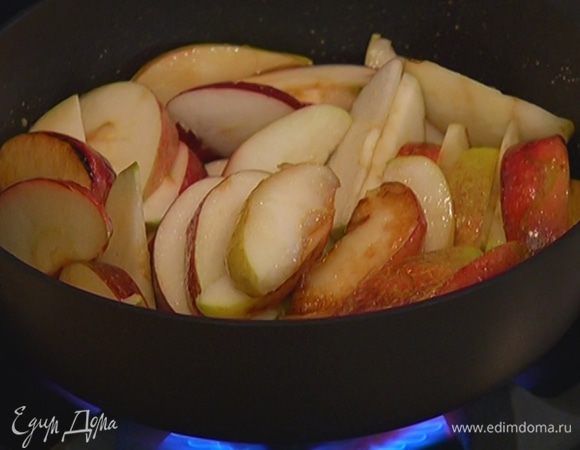 Разогреть в сотейнике сливочное масло, выложить яблоки, присыпать оставшимся сахаром и дать им закарамелизироваться, слегка помешивая, так чтобы яблоки не развалились.