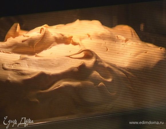 Выпекать меренги в разогретой духовке 50 минут.