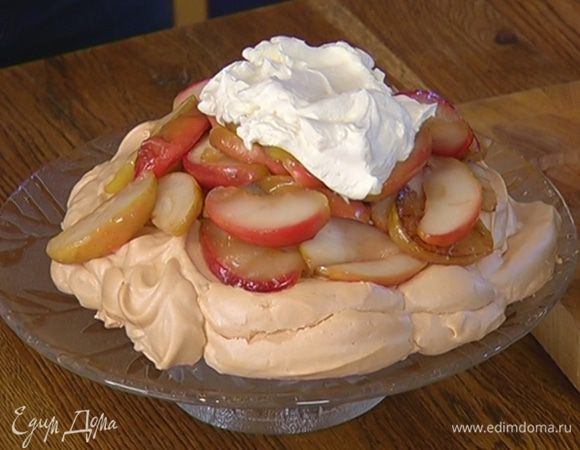 Готовые меренги остудить, выложить на них карамелизированные яблоки, а сверху — сливки. Присыпать сахарной пудрой.