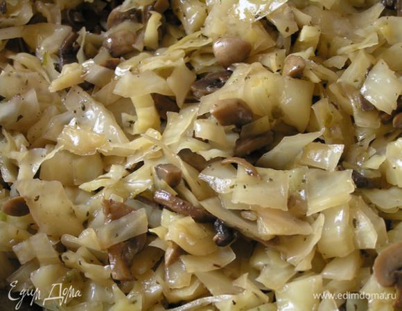 добавить мелко нарезанный чеснок, перемешать.