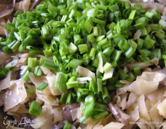 добавить к капусте с грибами, перемешать.