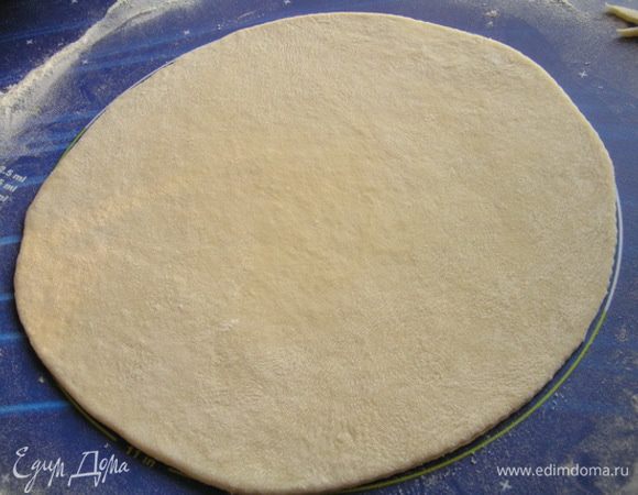 Тесто достать из холодильника, разделить на 2 неравные части. Большую раскатать по размеру Вашей формы (у меня 24 см) плюс 3-4 см на бортики.