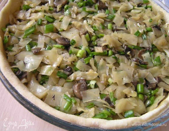 на тесто выложить начинку, разровнять.