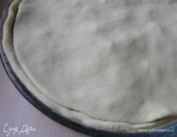 Раскатать меньшую часть теста по размеру Вашей формы, выложить поверх начинки.