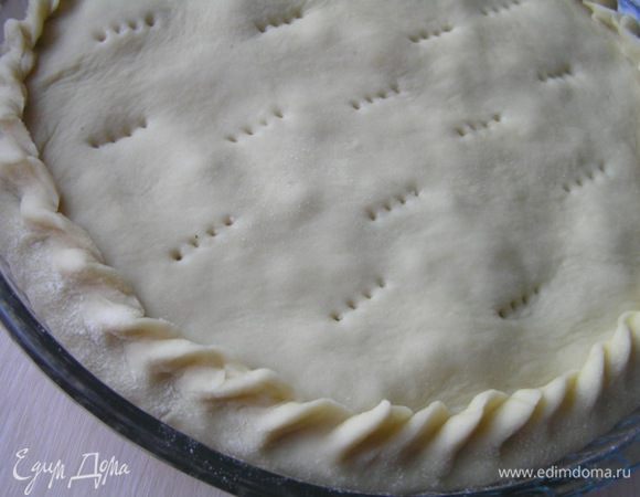 Защипить края. Проколоть верхнюю часть теста вилкой (чтобы не вздулось).