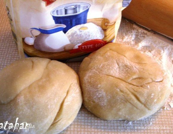 Пока готовили ореховую начинку тесто растаяло. Разделить его на 2 равные части.