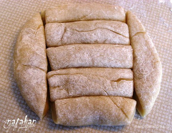 Сделать лепёшки диаметром 13-15 см и разрезать каждую на 7 брусочков. 