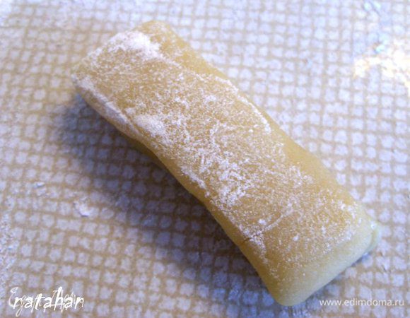 Брусочек теста обвалять в муке...