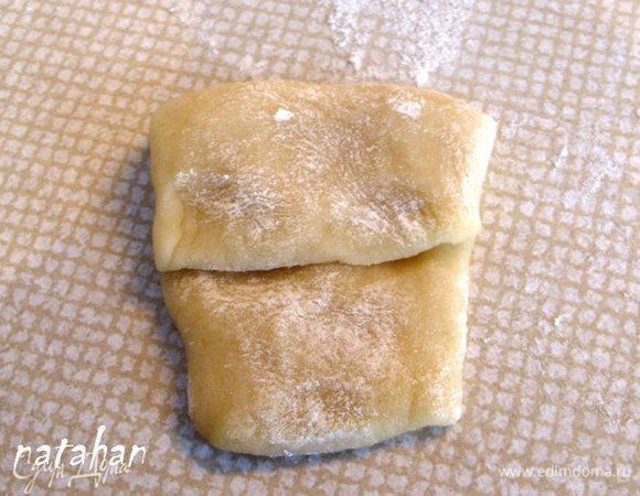 ... и немного расплющить его руками в небольшую лепёшечку размером 5х10 см. Верхнюю 1/3 лепёшечки загнуть на остальные 2/3. 