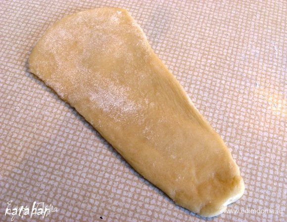 Раскатать лепешечку в небольшой пластик длиной см 15 с одним расширенным концом. 