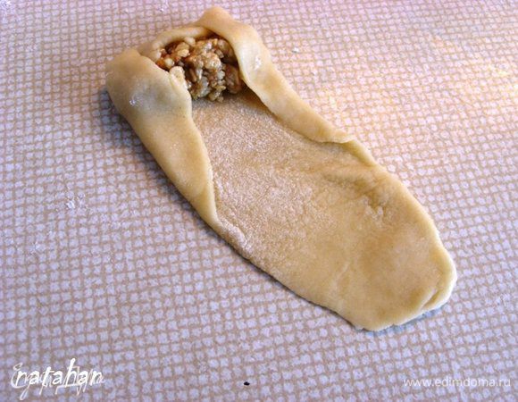 Ореховую "колбаску" прикрыть тестом...