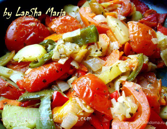 Когда овощи пропеклись, включаем функцию "обдув" (если нет, то просто увеличиваем градусы) и оставляем овощи ещё минут на 5-7. Но не дадим им высохнуть, они должны быть сочными.