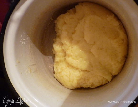 Воду и масло вскипятите, добавьте муку и заварите на слабом огне примерно 1 минуту. Дайте остыть 5 минут.