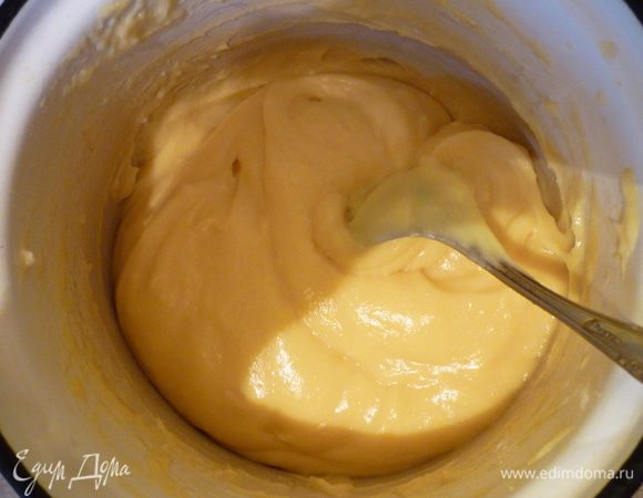 Потом по одному добавьте яйца. Одно ввели — перемешали и т. д. В зависимости от размера может хватить 4 яйца.