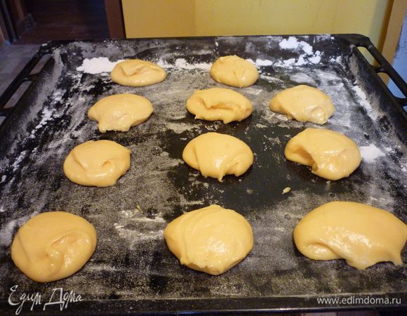 На противень, присыпанный мукой, выложите массу ложкой (можно кондитерским мешком) и поставьте в духовку на 40 минут. Дверцу не открывайте.