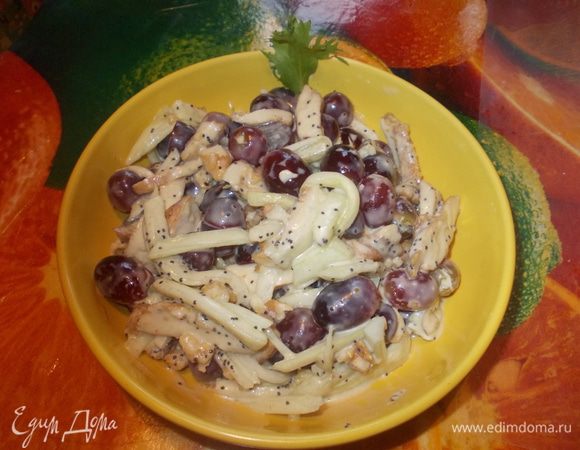 Добавить соус.Перемешать салат. Желательно охладить в холодильнике около часа.