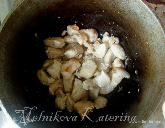 Нарезать на небольшие кусочки мясо, на раскаленном масле тушить до золотистой корочки. 