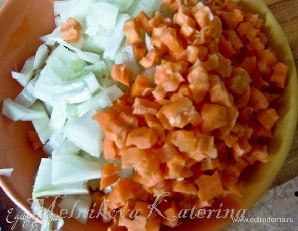 Нарезать лук, морковь. Морковь для такого плова предпочтительнее нарезать кубиками. 