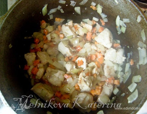 Добавить лук и морковь к мясу, тушить 10-15 минут. 